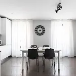 Maraini By Quokka 360 - Strategically Located Near Station Апартаменты