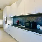 Apartment Maraini By Quokka 360 - Strategic Location Near Station *